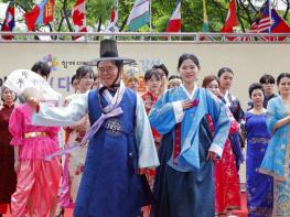한복 차려 입은 진교훈 강서구청장, 다문화 축제 즐겨 기사 이미지