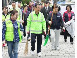 중랑구, 대청소로 깨끗한 도시와 APEC 유치 캠페인 함께 전개 기사 이미지