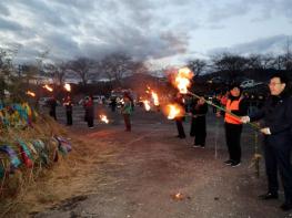 하동군 곳곳 밝힌 정월대보름 달집태우기..군민 안녕과 풍년 기원 기사 이미지