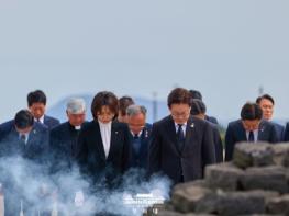 이재명 대통령 부부, 제주 4·3 평화공원 참배  기사 이미지