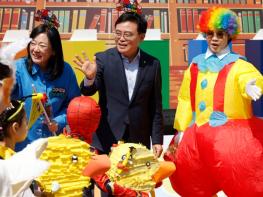 ‘웃고 뛰고 즐기고’ 진교훈 강서구청장, 어린이 동화축제 참여 기사 이미지