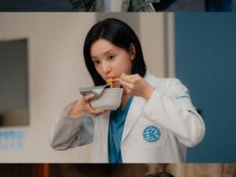 [SBS 닥터X : 하얀 마피아의 시대] 김지원, ‘수술방의 미친 계’의 반전 허당미! ‘귀염 뿜뿜’ 먹방 모멘트 포착! 기사 이미지